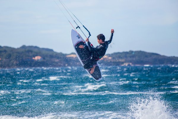 Comment organiser un camping pour pratiquer le kitesurf sur des plages ventées?